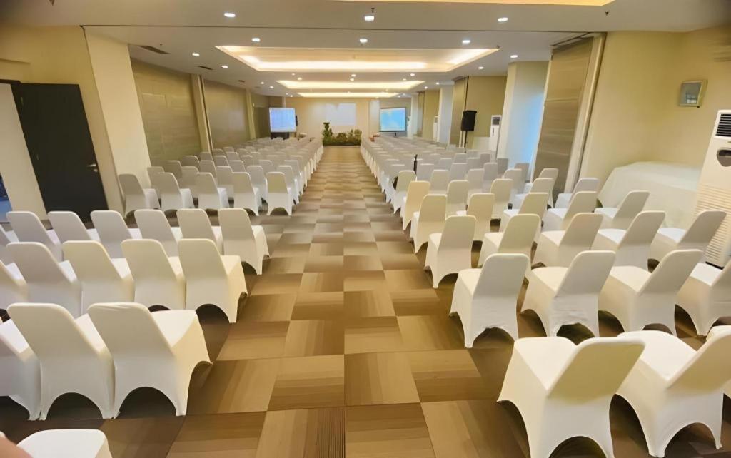 Amaris Hotel Амбон Екстериор снимка